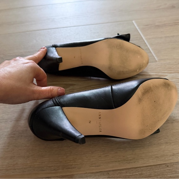 2 Pairs Ann Taylor Black Leather Heels Size 7 - Picture 4 of 8